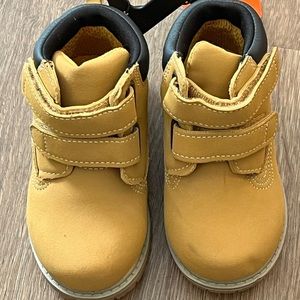NWT Boots. Toddler sized 5